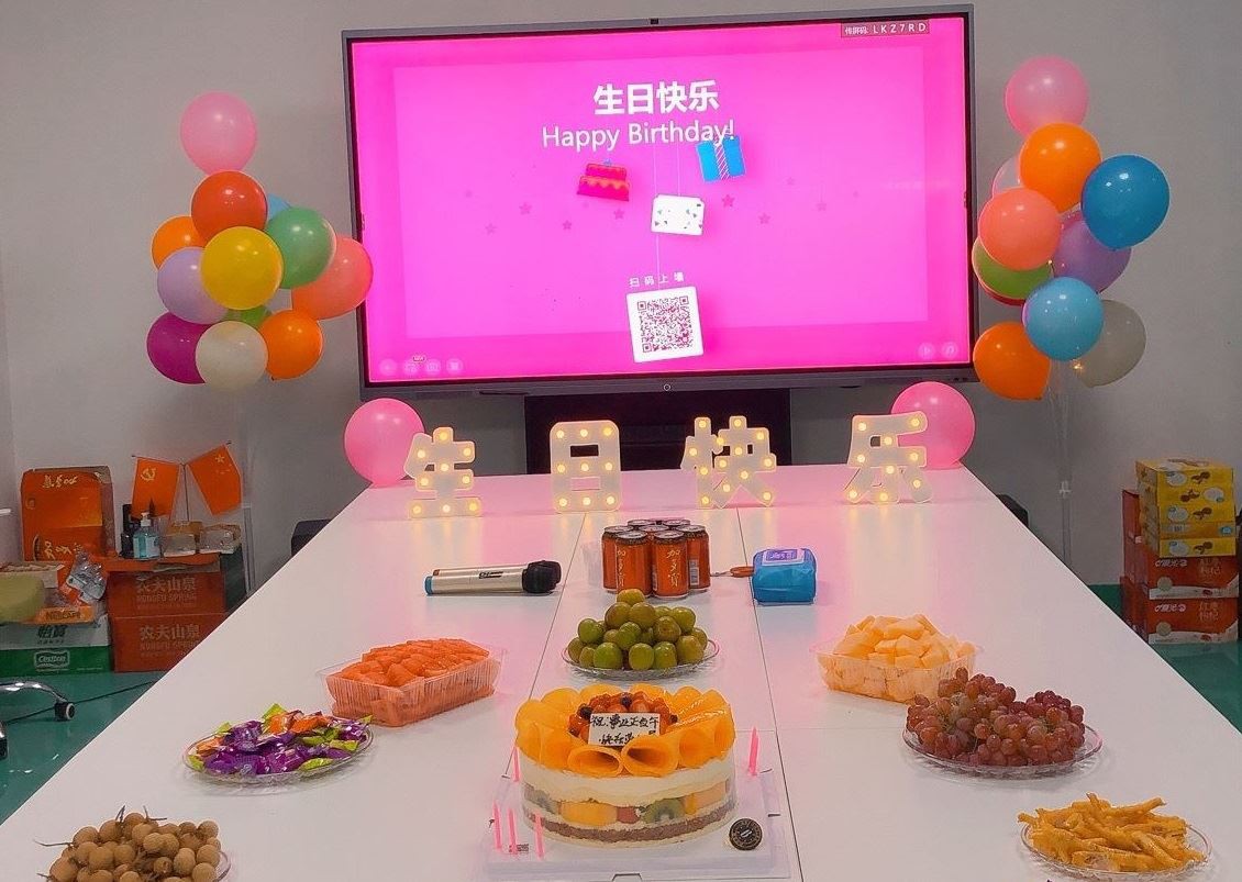 Pogo Pin xodimlarining tug'ilgan kunini nishonlash uchun insonparvarlik yordami