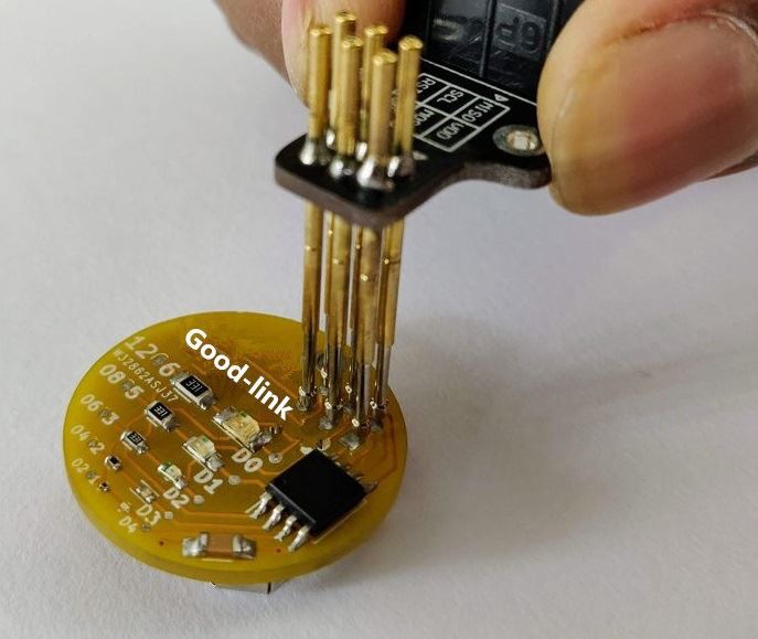 PCB platasida qo'llaniladigan Pogo pinlari